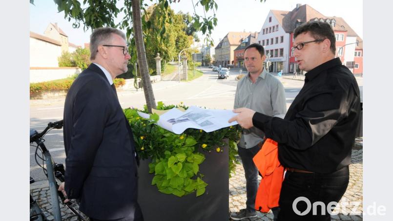 Bauoberrat Stefan Noll und Bauleiter Stephan Weiß (von rechts) erläuterten Bürgermeister Michael Göth die Pläne für die Arbeiten an der B 14. Bild: ge