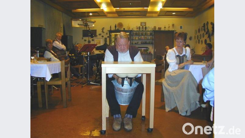 In den Jahren sinkt das Interesse der Feriengäste an den Bayerischen Abenden. Ein Gast versucht sich hier im Wettmelken und Schriftführerin Beate Zierer (rechts) stoppt die Zeit. Bild: gz