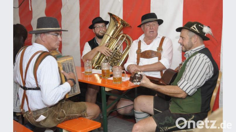 Die vier Hirschauer Wirtshausmusikanten (von links) Franz Dolles, Alexander Götz, Hans Drexler und Uwe Herrmann avancierten mit ihrer Mischung aus bodenständigen Instrumentalstücken sowie humorvollen und nachdenklichen Liedern zu absoluten Publikumslieblingen. Bei so viel Zuspruch spielten sie viel länger auf, was der Hirschauer Kirwa sichtlich gut tat. Bild: u