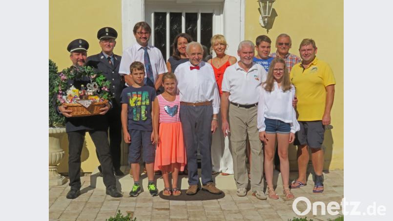Zum 80. Geburtstag gratulierte dem Ehrenmitglied der Filchendorfer Feuerwehr Josef Plößner (vordere Reihe Mitte) eine Abordnung der Feuerwehr mit Kommandant Ulli Preißinger (links) und) Vorstand Wolfgang Ciesielski (Zweiter von links). Zu den Gratulanten gehörten auch Bürgermeister Wolfgang Haberberger (Dritter von links) und der Vorsitzende der Brunnenfreunde Gerhard Dollhopf (hintere Reihe, Zweiter von rechts). Bild: ow