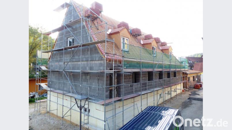 Der Bau des neuen Kastler Kindergartens schreitet voran - derzeit wird das Dach gedeckt. Bild: jp