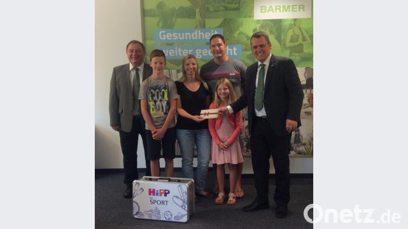 Hans Kost, Regionalgeschäftsführer der Barmer Weiden, und Vertriebsbeauftragter Josef Preßl überreichen an
Familie Saller aus Waldsassen den Hauptgewinn. Bild: exb