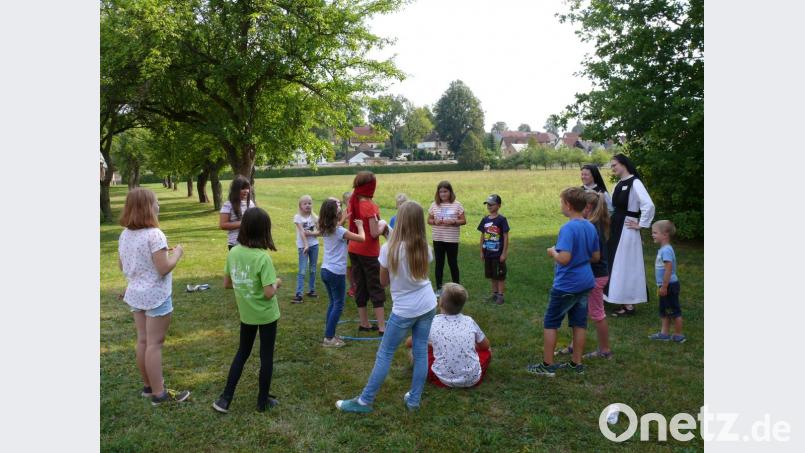Mit einem lustigen Spiel wurde der Feriennachmittag im Klostergarten abgerundet. Bild: kgg