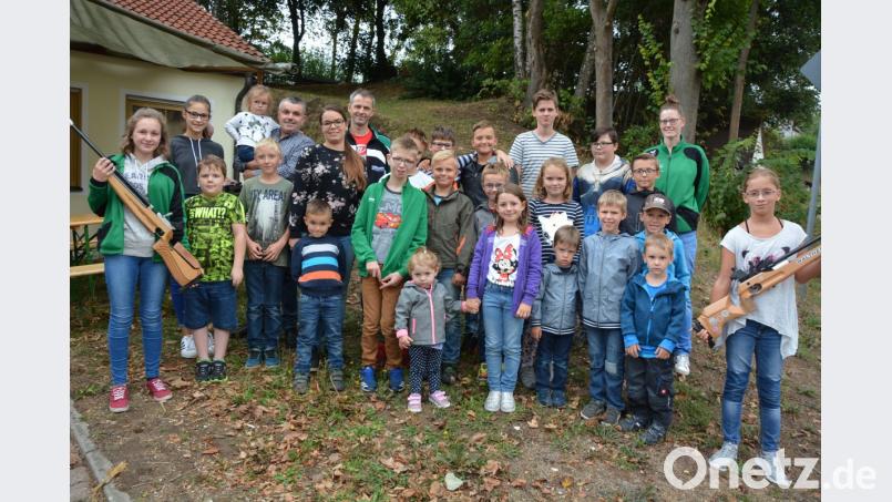 Jugendleiterin Christine Gradl (hintere Reihe, rechts), Schützen-Vorsitzender Helmut Kipferl und Jugendbeauftragte Tanja Wettinger überreichen die Sachpreise des Schnuppertags der Großenseeser Schützen. Bild: jr