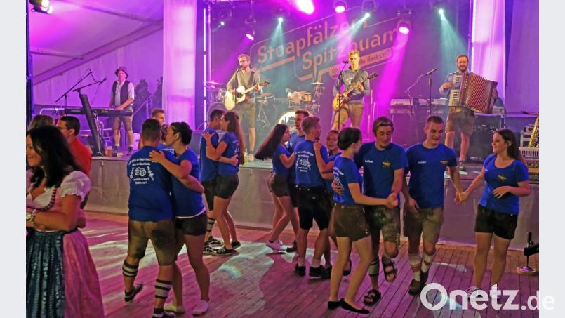 Die "Stoapfälzer Spitzbuam" sorgen für ausgelassene Partystimmung und animieren zum Tanzen. Bild: twi