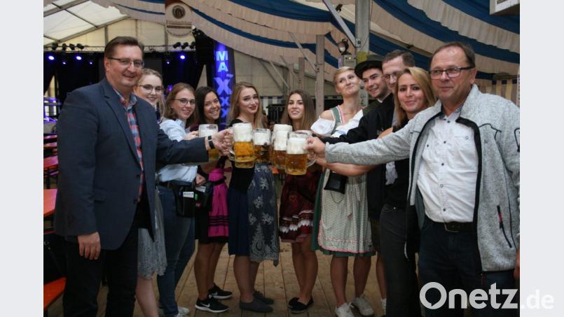 Prost aufs Friedenfelser Herbstfest. Bierprinz Manuel Schmidt (Vierter von rechts) hatte das erste Fass angezapft. Bild: roh