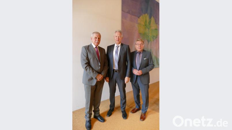 Wechsel im Amt des Seniorenbeauftragten im Landkreis Wunsiedel: Im Bild von links Konrad Scharnagl, Landrat Karl Döhler, Horst Weidner. Bild: exb