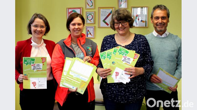 Was geht mit Menschlichkeit? Dies fragt die Stundenplanaktion 2018/2019 des Jugendrotkreuzes im Kreisverband Tirschenreuth. Seminarrektorin Martina Puff, Koordinatorin für die Rotkreuzarbeit an den Grund- und Mittelschulen Petra Seidl, Leiterin der Jugendarbeit Natalie Wölfl und Schulamtsdirektor Rudolf Kunz (von links) haben die Exemplare bereits in Händen. Bild: exb