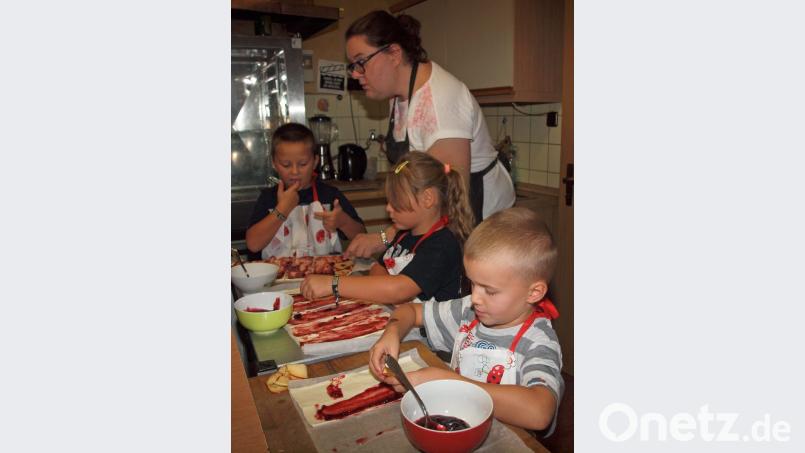 Für die Apfel-Zimt-Schnecken mussten Teigstreifen mit Marmelade bestrichen und mit Zimt bestreut. Schleckermäuler kamen auf ihre Kosten. Bild: sön