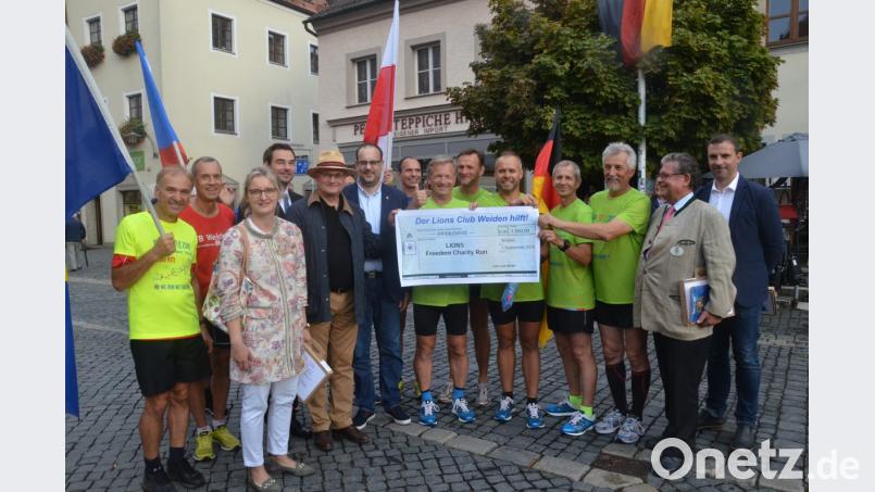Empfangen wird die polnische Läufergruppe von Vertretern des Weidener Lions-Clubs und der Stadt vor dem Alten Rathaus. Bild: Kunz