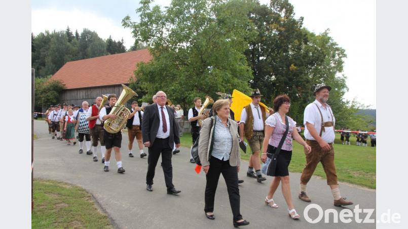 Die Prominenz voraus ging es im „kleinen Festzug“ zum Schießplatz.. Bild: frd