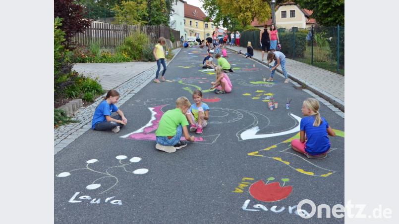 So sehen Straßen schön aus. Die Kinder aus Kirchenthumbach geben sich ordentlich Mühe. Bild: ü