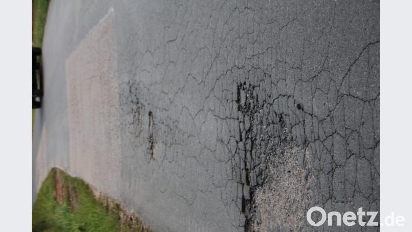 Der Sandweg, der am Feuerwehrgerätehaus und am „Haus der Vereine“ vorbeiführt, weist gravierende Straßenaufbrüche auf, daher muss er noch in diesem Jahr vor Wintereinbruch saniert werden. Bild: frd