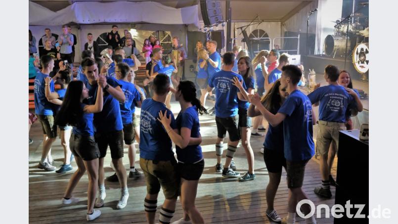 Nach dem Einmarsch tanzen die feschen Kirwapaare vor der Bühne Bild: twi