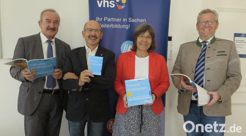 Vorsitzender Franz-Xaver Huber, die beiden Geschäftsführer Erhard Sailer und Barbara Genzken-Schindller und Oberbürgermeister Andreas Feller (von links) stellten das neue Herbst- und Winterprogramm der Volkshochschule Schwandorf vor. Bild: Hirsch