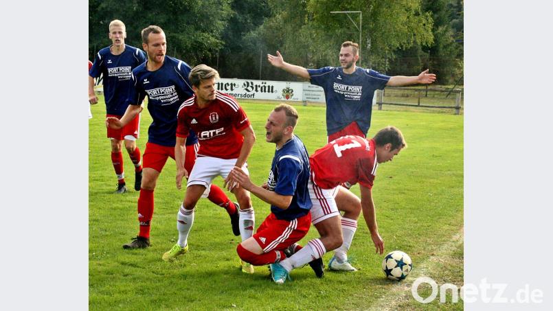 Mit harten Bandagen kämpften der FC Dießfurt und SC Kirchenthumbach. In dieser Szene foult SC-Akteur Manuel Fraunholz (rechts) den Dießfurter Tomas Zeleny (Zweiter von rechts). Bild: R. Kreuzer
