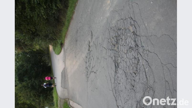 Der Sandweg, der am Feuerwehrgerätehaus und am „Haus der Vereine“ vorbeiführt, weist gravierende Straßenaufbrüche auf, daher muss er noch in diesem Jahr vor Wintereinbruch saniert werden. Bild: frd