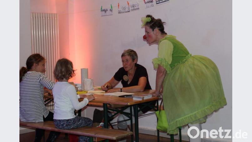 Die Clownin in grün mit dickem Hintern, die im Theater für freudige Überraschungen sorgt. Bild: Dagmar Williamson