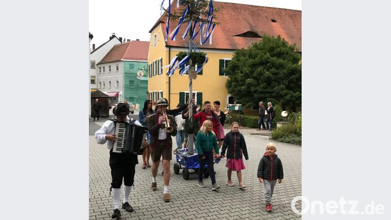 Die Kirwagäste, die am frühen Samstagabend zum Kirwa-Auftakt gekommen waren, machten große Augen, als die Kirwabaum-Truppe mit ihrem Prachtexemplar auf einem Bollerwagen im Schlosshof aufmarschierte – voran die Höidlbrummer Dieter Kohl und Michael Schanderl. Bild: u