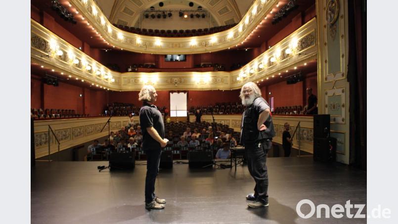 Techniker Toralf Kotlenga (links) und Michael Hirte sind bereit für die erste Führung hinter die Kulissen des Stadttheaters Amberg. Bild: Dagmar Williamson
