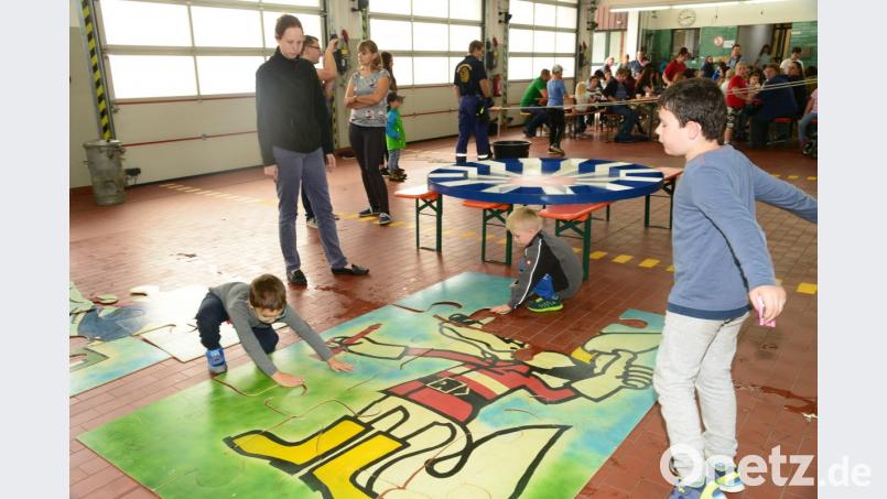 Aus großen Teilen muss das Puzzle zu einem Bild zusammengesetzt werden. Manchmal hilft auch die Mama etwas mit. Bild: bey