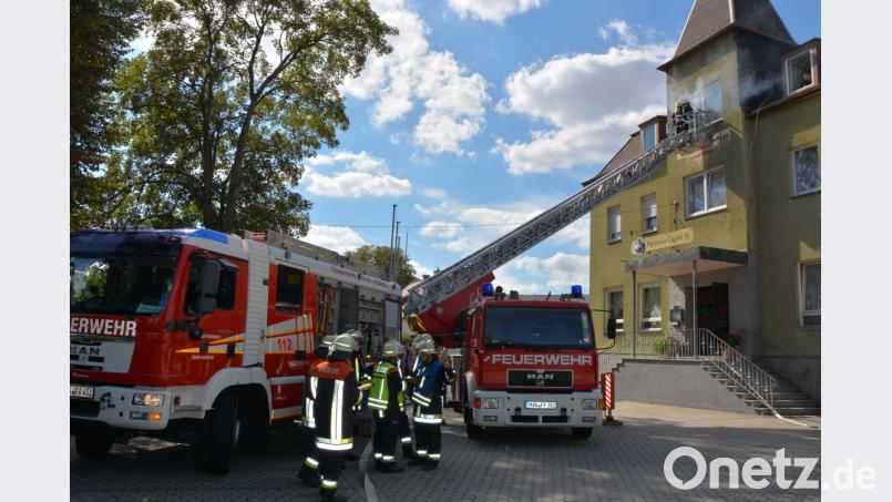 Bergung verletzter Personen per Drehleiter. Bild: jr