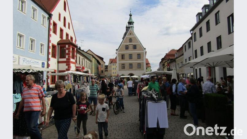 Bei Sonnenschein und angenehmen Temperaturen flanieren viele Besucher über die Marktmeile. Bild: sck