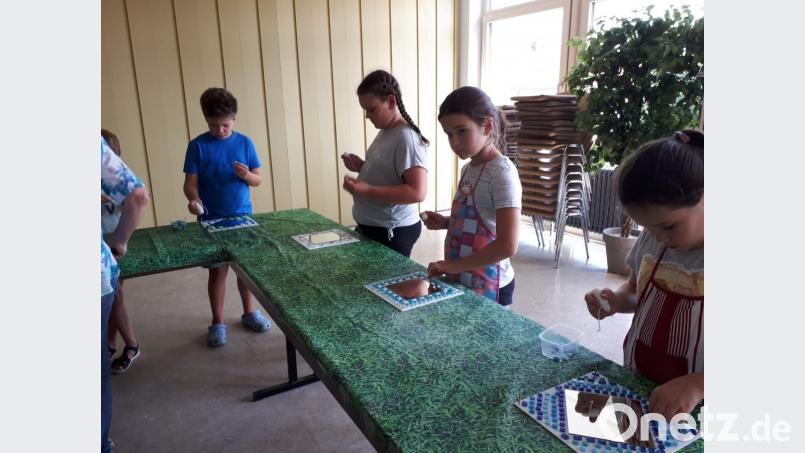 Konzentriert und sehr kreativ gestalteten die Kids ihre Spiegel Bild: stn