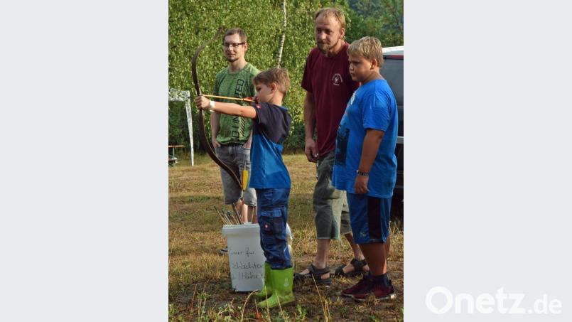 Auch das Schießen mit Pfeil und Bogen war ein Renner beim Spielenachmittag des Opel-Clubs. Bild: sön