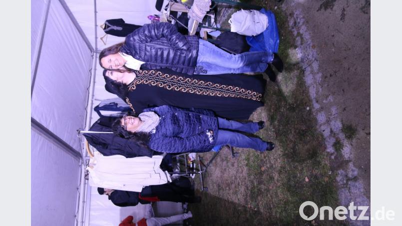 Zum Abschied gabs ein Küsschen von Abigaille, gespielt von Liana Sass. Bild: sne