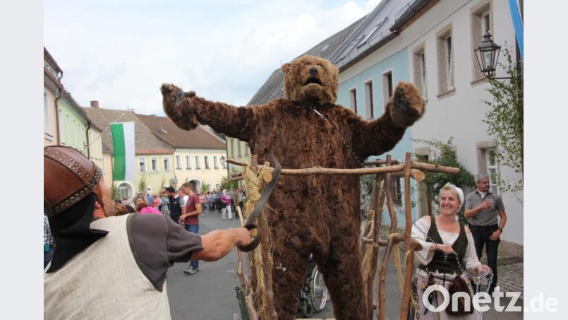 Auch der Bär darf beim Bärnauer Festzug natürlich nicht fehlen. Bild: kro