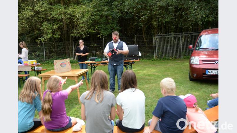 Für die Jüngeren gibt es Zauberkünste. Bild: brü