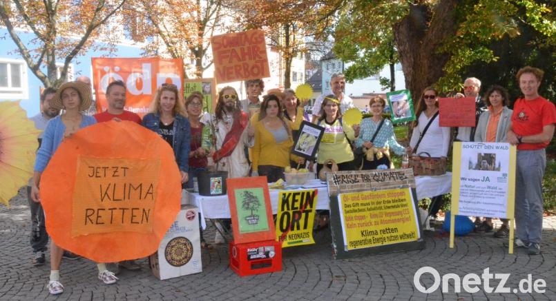 Kunterbunt war der Auftritt der Klimaschützer am Samstag vor dem Schülercafé &quot;Scout&quot;. Bild: Kunz