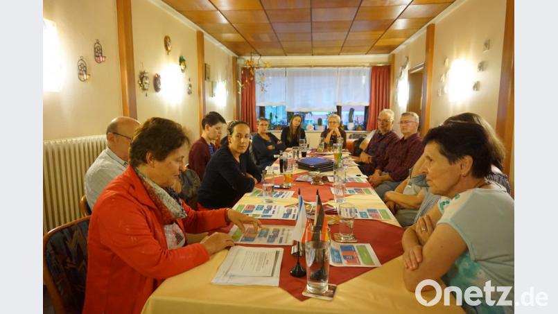 Rektorin Maria Pfistermeister (links im Vordergrund) und Mirka Šebestová (rechts im Vordergrund), Deutschlehrerin an der Partnerschule in Poběžovice (Ronsperg) erläutern den Stammtischgästen das bayerische und tschechische Schulsystem. Bild: eib