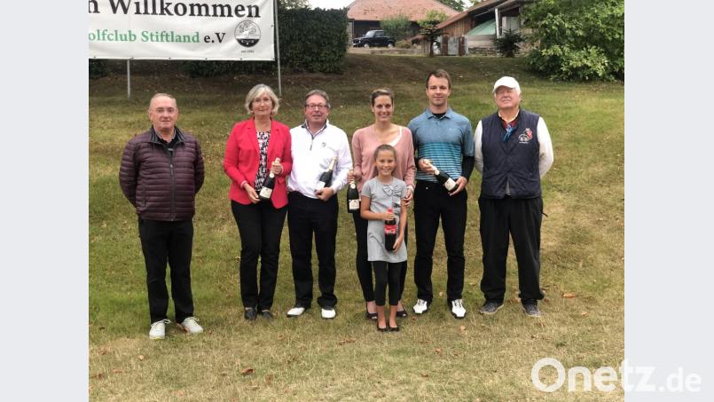 Von links Herbert Bäuml, Christine Schöner, Thomas Dötsch, Veronika Volmutova und davor Barbara Volmutova sowie Marian Ludwig und Präsident Wolfgang Ries. Bild: exb