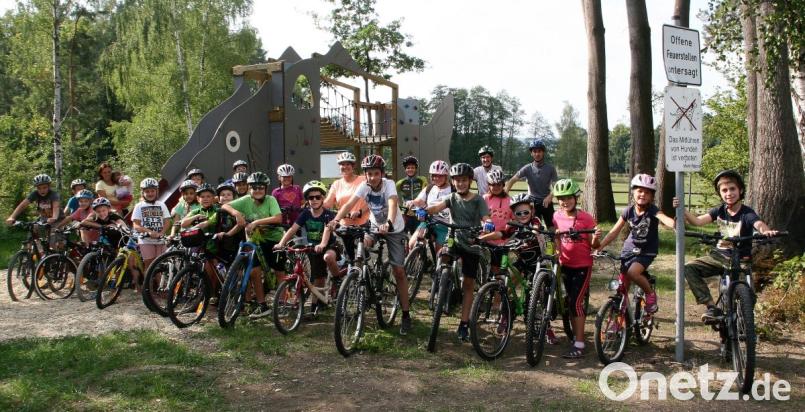 Ziel der Radtour gemeinsam mit der Jugendbeauftragten Alexandra Hasenfürter (Bildmitte) sind die Schönhaider Waldseen. Dort lockt ein Picknick. Bild: wro