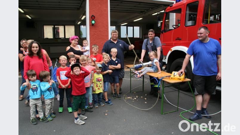 Die Kinder haben viel Spaß beim lehrreichen Ferienprogramm-Beitrag der Feuerwehr Waldershof. Bild: fpoz