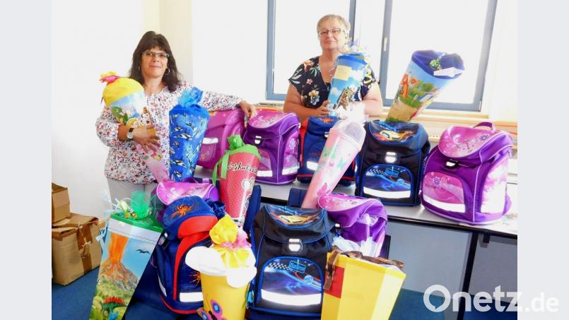Dolores Longares-Bäumler von der Caritas Bayreuth und Heidi Lauterbach vom Sozialamt Speichersdorf (rechts) füllen für Kinder aus Familien in Not wieder Schultüten. Bild: hai