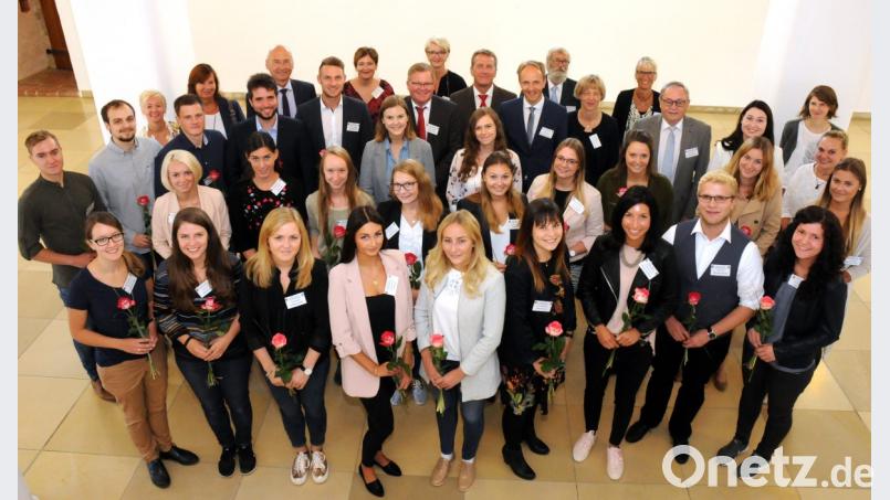 Auch für sie geht die Schule wieder los: 26 Lehramtsanwärter werden im König-Ruprecht-Saal vereidigt. Sie treten schon an diesem Dienstag ihren Dienst an verschiedenen Schulen in Amberg und im Landkreis an. Bild: Stephan Huber