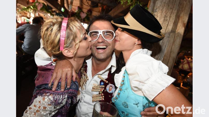 Nicht nur Georg Weiß alias Bussi Schorschi kommt auf dem Oktoberfest in Flirtlaune. Bild: Felix Hörhager/dpa
