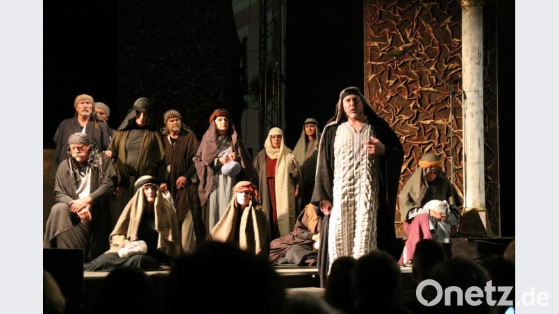 Dem Priester Zaccharias gespielt von Jurij Kruglov stahlen die beiden glatt die Show. Bild: sne