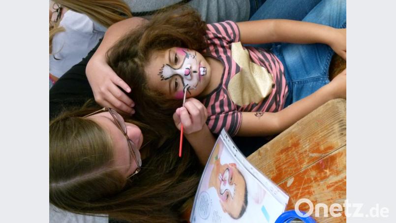 Das Schmink- und Malatelier der Eltern-Kind-Gruppe ist gefragt. Bild: rn