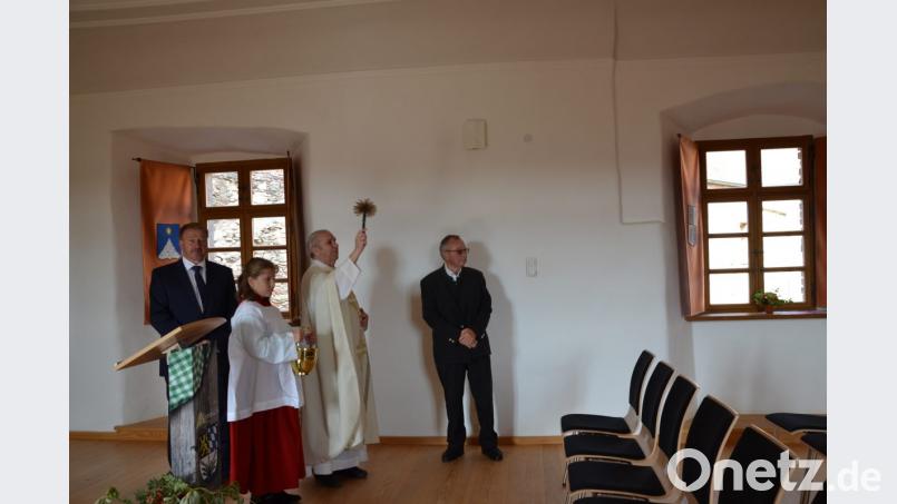 Im Beisein der Vorsitzenden Thomas Hupfauf und Peter Garreiss segnete Pfarrer Most den restaurierten Ostflügel und das Saalkreuz. Bild: gi