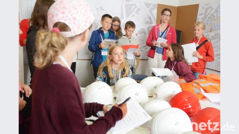 Im Planungsbüro erfahren die kleinen Reporter mehr über den Bau des NOC. Bild: Gabi Schönberger