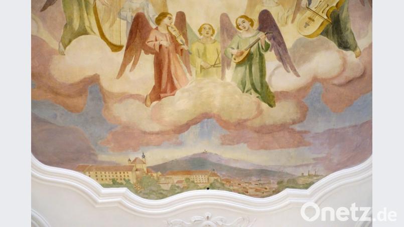 Das Deckengemälde in St. Anna zeigt eine Stadtansicht von Sulzbach-Rosenberg, man erkennt sogar die rauchenden Schlote der Maxhütte (rechts unten). Bild: cog