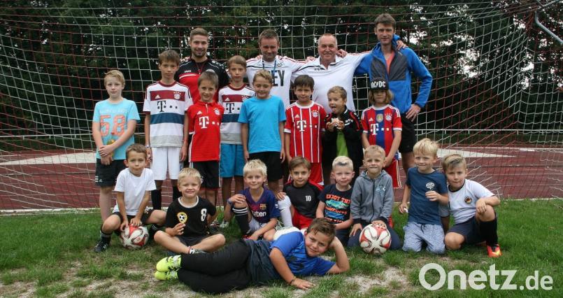 Der Weg zum Fußball-Profi ist noch weit. Wichtig ist die Begeisterung, so die Betreuer Benny Lauton, Jürgen Pappenberger, Freddy Klarner und Markus Pappenberger (hintere Reihe von links) beim &quot;Schnupper-Training&quot; der SpVgg Wiesau. Bild: wro