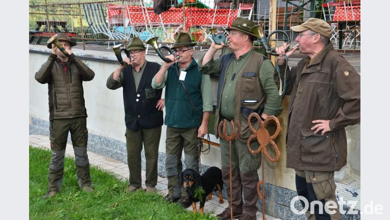 Eine eigene Jagdhorn-Bläsergruppe begleitet die einzelnen Programmpunkte mit Stationen in Oberhöll, Neuenhammer und Berghaus. Bild: fjo