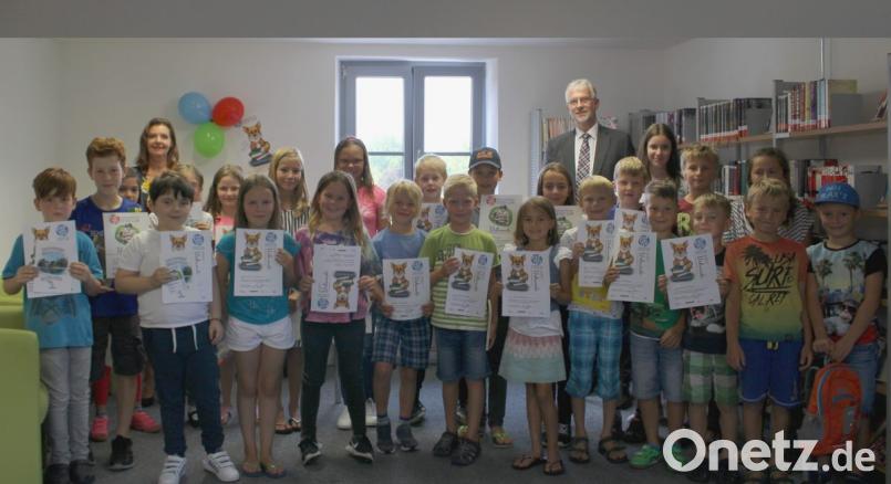 Christina Kostka, Leiterin der Bücherei, und Bürgermeister Günther Pronath überreichten die Urkunden und Preise zum Sommerferien-Leseclub. Bild: exb