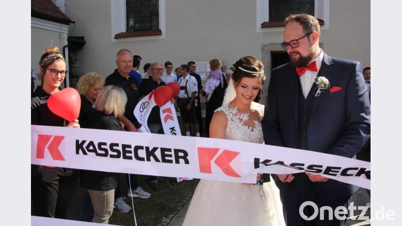 Das Brautpaar beim Durchtrennen der Banderolen. Bild: kro