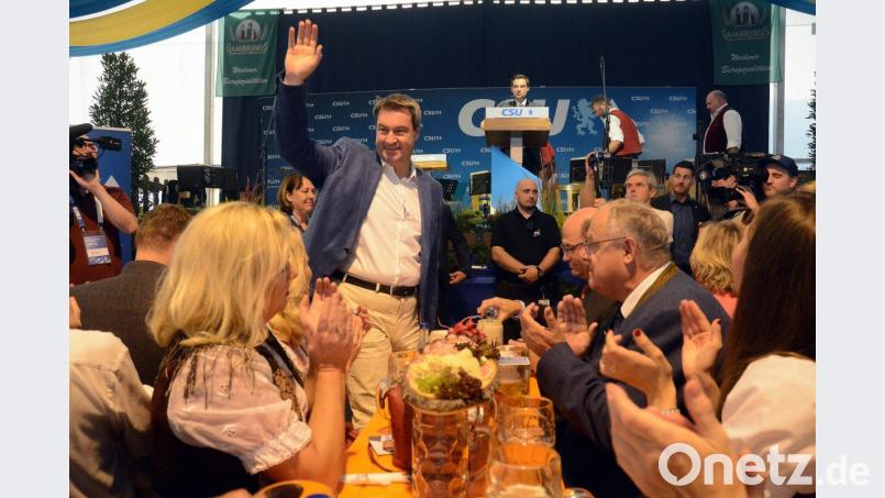 Rund 2000 Besucher bereiten Ministerpräsident Markus Söder einen warmen Empfang im Weidener Festzelt. Am Rednerpult: Landtagskandidat Stephan Oetzinger, der die Zuhörer begrüßt. Bild: Gabriele Schönberger